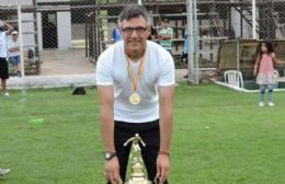 Es de La Plata, creó un método que apuesta a la cabeza para ganar partidos de fútbol y ya da que hablar