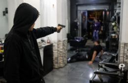 VIDEO | Detuvieron a un adolescente acusado de dispararle al novio de su madre en una barbería de Tolosa