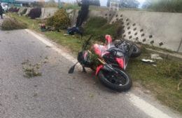 Ensenada: un policía sufrió lesiones al caer de su moto en la bajada de la Autopista La Plata–Buenos Aires