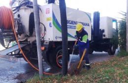 Operativo preventivo por tormentas: el municipio interviene desagües y sumideros para favorecer el drenaje del agua