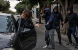 VIDEO | Una mujer subía a su auto y fue sorprendida por tres asaltantes en Barrio San Carlos: dos detenidos y un prófugo