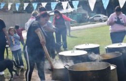 Locro para los vecinos en una plaza de Arturo Seguí por el Día del Trabajador