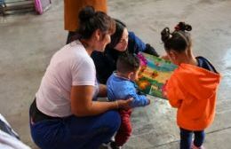 Hijos e hijas que conviven con sus madres en una cárcel de Los Hornos recibieron libros y bibliotecas