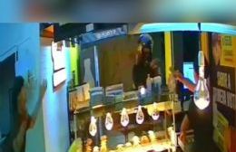 VIDEO | Dos motochorros robaron en un local de venta de empanadas en Gonnet y escaparon