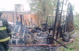 Incendio consume una casa en el barrio El Dique 