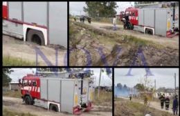 Por el pésimo estado de las calles de Brandsen, se atascó el camión de bomberos y se incendió una casa