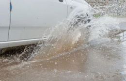 Vecinos se quejan de las bocas de tormenta tapadas y agua acumulada: "Caen dos gotas y se inunda todo"