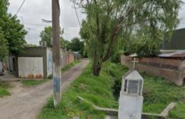 Vecinos de Los Hornos piden que se ilumine un corredor interno de un barrio humilde: "No se ve nada"