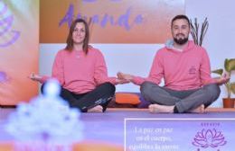 Dejó la medicación gracias al yoga y hoy lidera un espacio de bienestar único en La Plata
