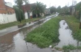 Vecinos de Altos de San Lorenzo alertan por agua acumulada tras las fuertes lluvias