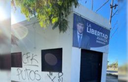 VIDEO | Militantes fundamentalistas vandalizan local partidario en Ensenada