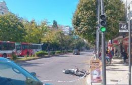 Una motociclista sufrió una grave fractura tras chocar con un auto en el microcentro