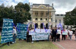 VIDEO | Trabajadoras de la asociación civil de cuidadores domiciliarios reclaman frente a Gobernación