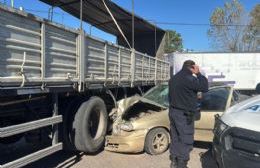 Abasto: choque entre un camión y un auto dejó a un hombre herido