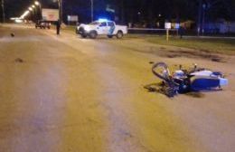 Una motociclista pelea por su vida tras chocar con un auto