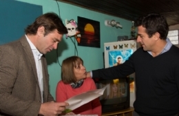 Gribaudo y Peluso entregaron documentación a una beneficiaria jubilada