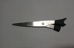 Berisso: menor denunció que el novio la interceptó y clavó una tijera en una mano