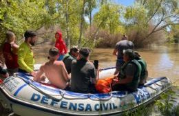Tras momentos de tensión, rescataron a seis pescadores de la playa municipal