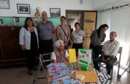 Internas de la cárcel de Magdalena donaron juegos elaborados con material reciclado a un asilo de ancianos