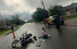 Barrio San Carlos: choque entre una camioneta y una moto dejó dos jóvenes heridos
