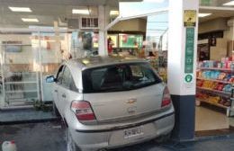 Un accidente sin víctimas: perdió el control del auto y se incrustó en el free shop de una estación de servicio
