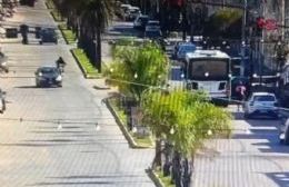 VIDEO | Un motociclista quedó atrapado bajo un colectivo tras un choque triple