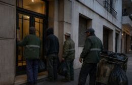Se hacían pasar como recolectores de basura y pedían dinero en Barrio Norte: todos a la comisaría