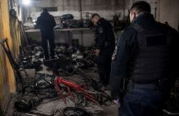 VIDEO | Les cerraron el kiosquito: desbarataron un desarmadero ilegal tras el robo de una moto cerca de la terminal