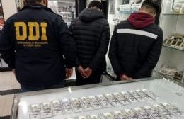 VIDEO | La Loma: robaron 45 mil dólares ocultos en una vidriería y hay dos empleados infieles detenidos