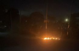 Villa Elvira: "Los vecinos prenden fuego la basura porque no se la llevan", denuncian en la zona de 90 y 118