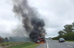  Lisandro Olmos: voraz incendio destruyo de un camión en Ruta 2  Lisandro Olmos