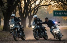 Persecución en Ensenada: iban en motos robadas y llevaban un arma réplica con una munición de verdad   