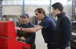 Garro recorrió una empresa metalúrgica de Los Hornos y pidió "seguir apoyando a los que invierten y generan trabajo"