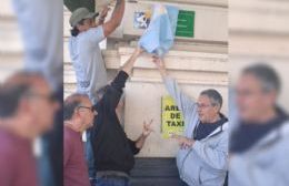 VIDEO | Taxistas de la ciudad descubrieron una plaqueta y recordaron a los desaparecidos en la región