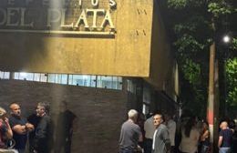 VIDEO | El intendente Alak y el exmandatario Garro coincidieron en el velatorio del Chuby Leguizamón en Tolosa
