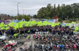 Fuerte reclamos y protesta en la puerta 2 de YPF por los múltiples despidos