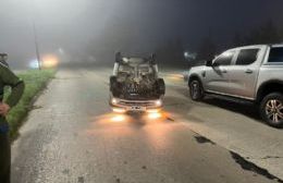 Agentes penitenciarios asistieron a un automovilista que había volcado en Etcheverry