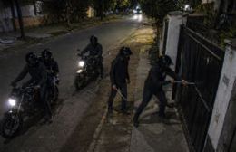Cinco delincuentes barretearon el portón de una casa en Los Hornos con fines de robo