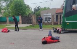 VIDEO | Accidente y sorpresa: choque de un micro contra una moto termina con secuestro de cocaína entre los heridos