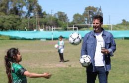 Villa Elvira: Atanasof trajo una importante donación de material deportivo a una institución de la zona