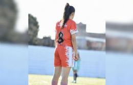 Mica Almirón: con la frente en alto y los botines bien puestos
